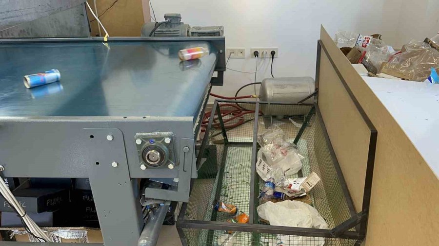 Bu Cihaz Saatte Bir Ton Ambalaj Atığı Ayrıştırıyor