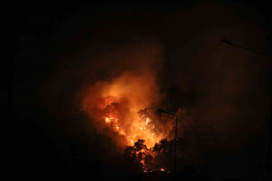 Vali Yazıcı: "yangın 3,5 Kilometre Yayıldı, Müdahale Devam Ediyor"