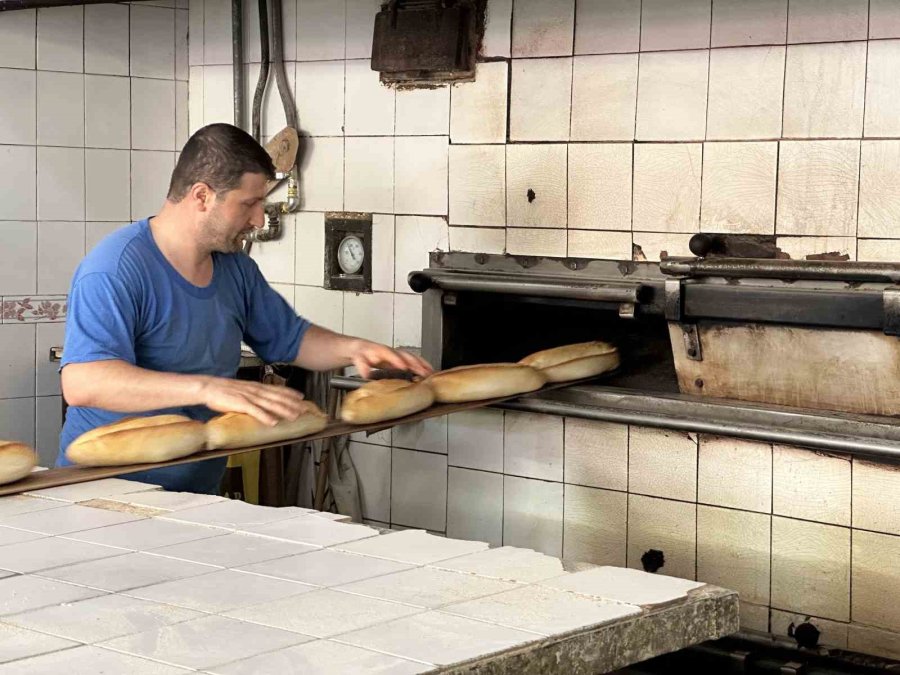 Yaz Mevsiminde Ateş Başında Çalışan Ustalar Sıcaklığı 80 Derece Olarak Hissediyor