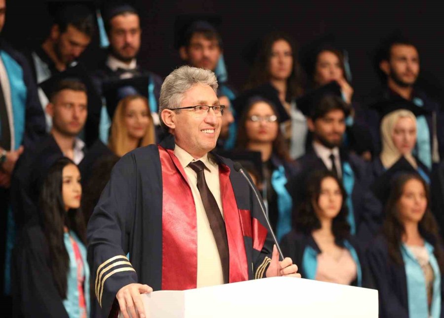 Erü Güzel Sanatlar Fakültesi’nde Mezuniyet Sevinci