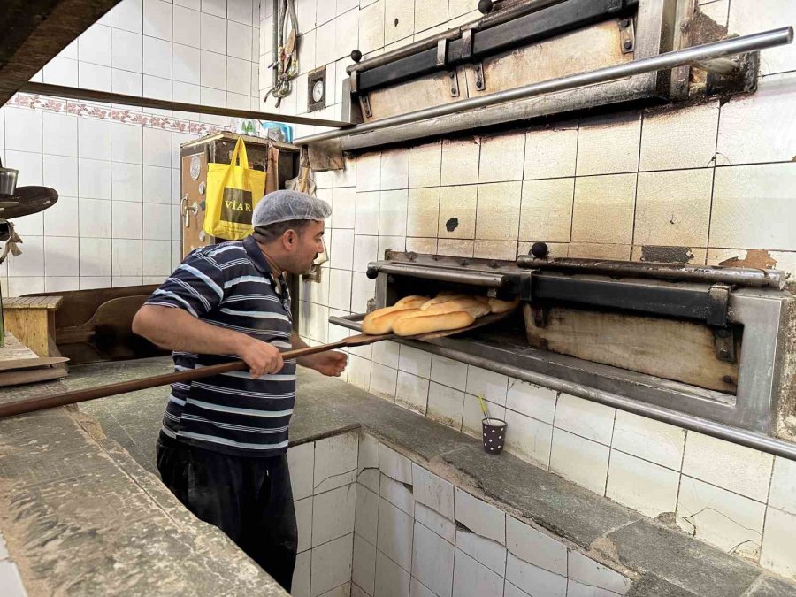 Yaz Mevsiminde Ateş Başında Çalışan Ustalar Sıcaklığı 80 Derece Olarak Hissediyor