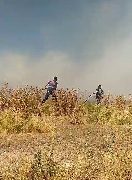 Ot Yangını Tarım Arazilerine Gelmeden Söndürüldü