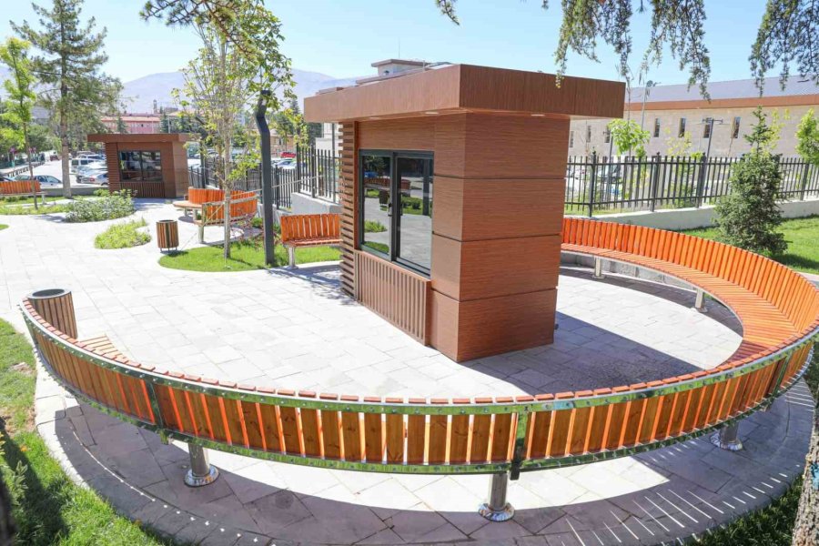 Niğde Belediyesi’nden Parklara Büfe Kütüphane