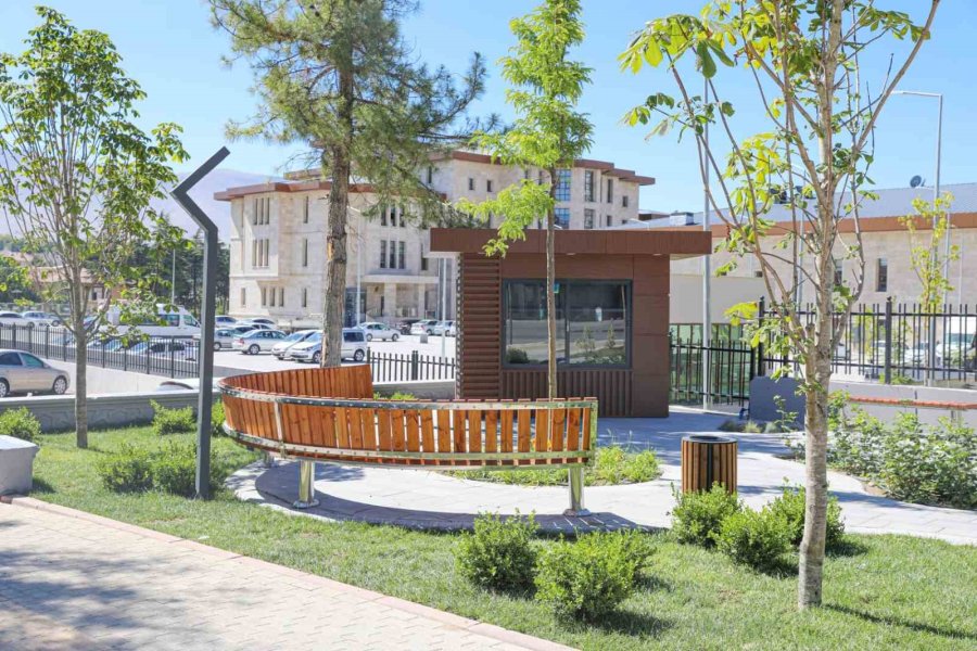 Niğde Belediyesi’nden Parklara Büfe Kütüphane