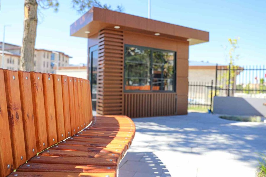 Niğde Belediyesi’nden Parklara Büfe Kütüphane