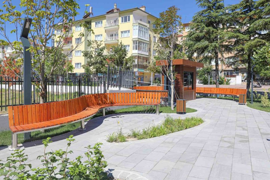 Niğde Belediyesi’nden Parklara Büfe Kütüphane
