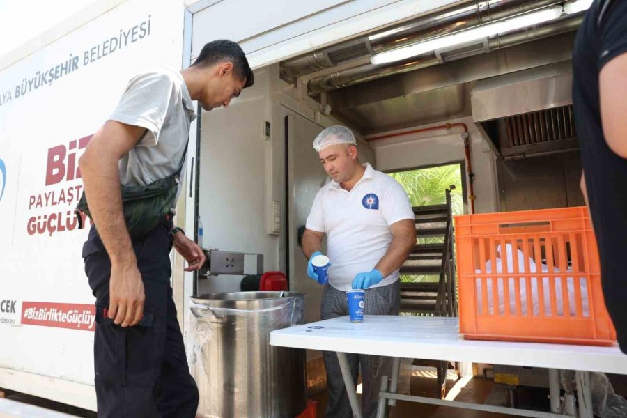 Büyükşehir Belediyesi Yangın Bölgesinde Mobil Aşevi Kurdu