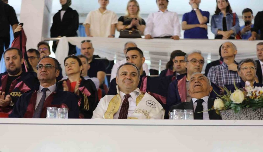 Erü Mühendislik Fakültesi 2022-2023 Eğitim-öğretim Dönem Mezunlarını Verdi