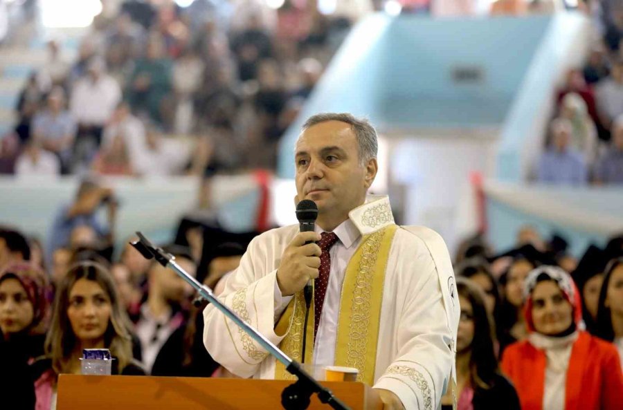 Erü Mühendislik Fakültesi 2022-2023 Eğitim-öğretim Dönem Mezunlarını Verdi