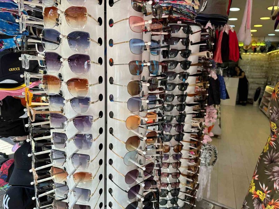 Sıcak Günlerde Şapka Ve Gözlük Satışı Artıyor