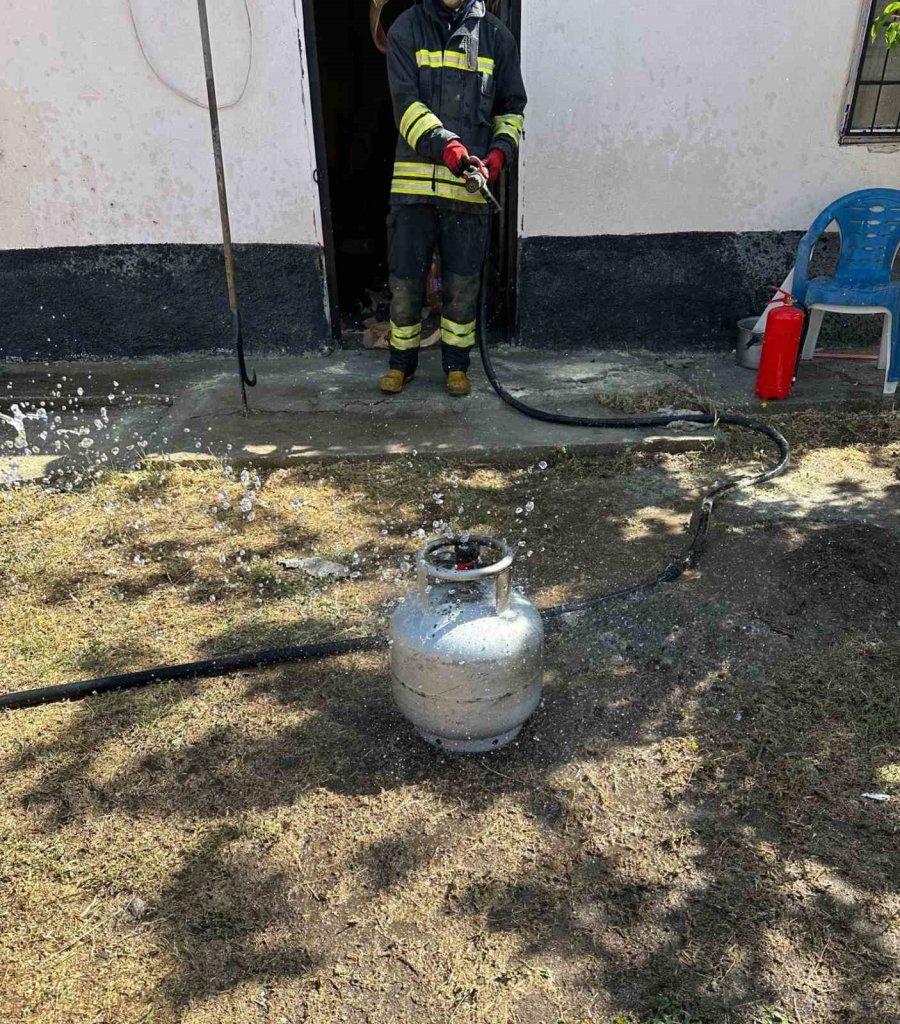 Müştemilatta Alev Alan Tüp Yangın Çıkardı