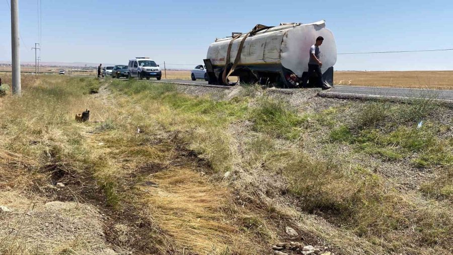Akaryakıt Taşıyan Tankerin Tankı Koparak Şarampole Devrildi