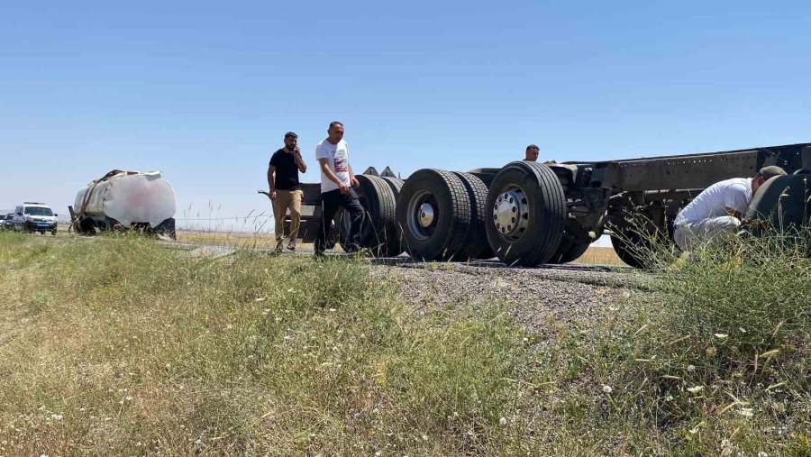 Akaryakıt Taşıyan Tankerin Tankı Koparak Şarampole Devrildi