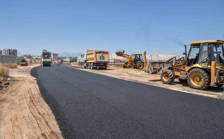 Kepez ‘in Asfalt Çalışması Sıcak Havada Dahi Durmuyor