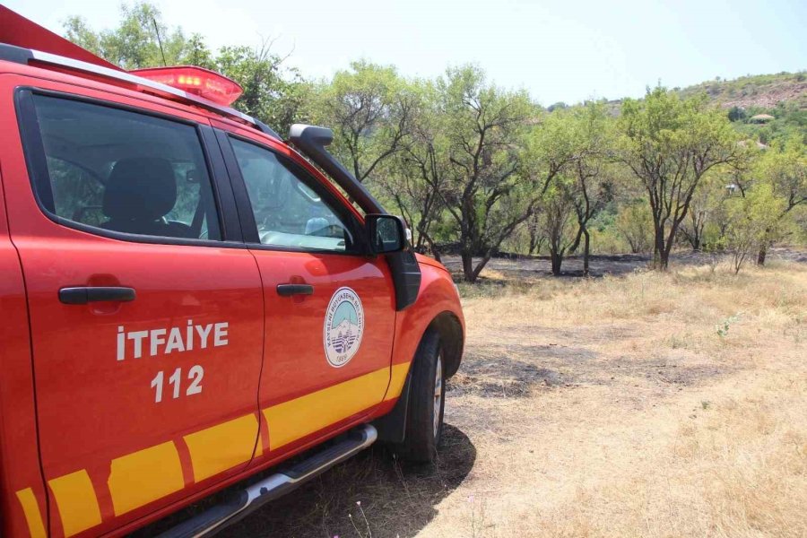 Anız Yangını Büyümeden Söndürüldü