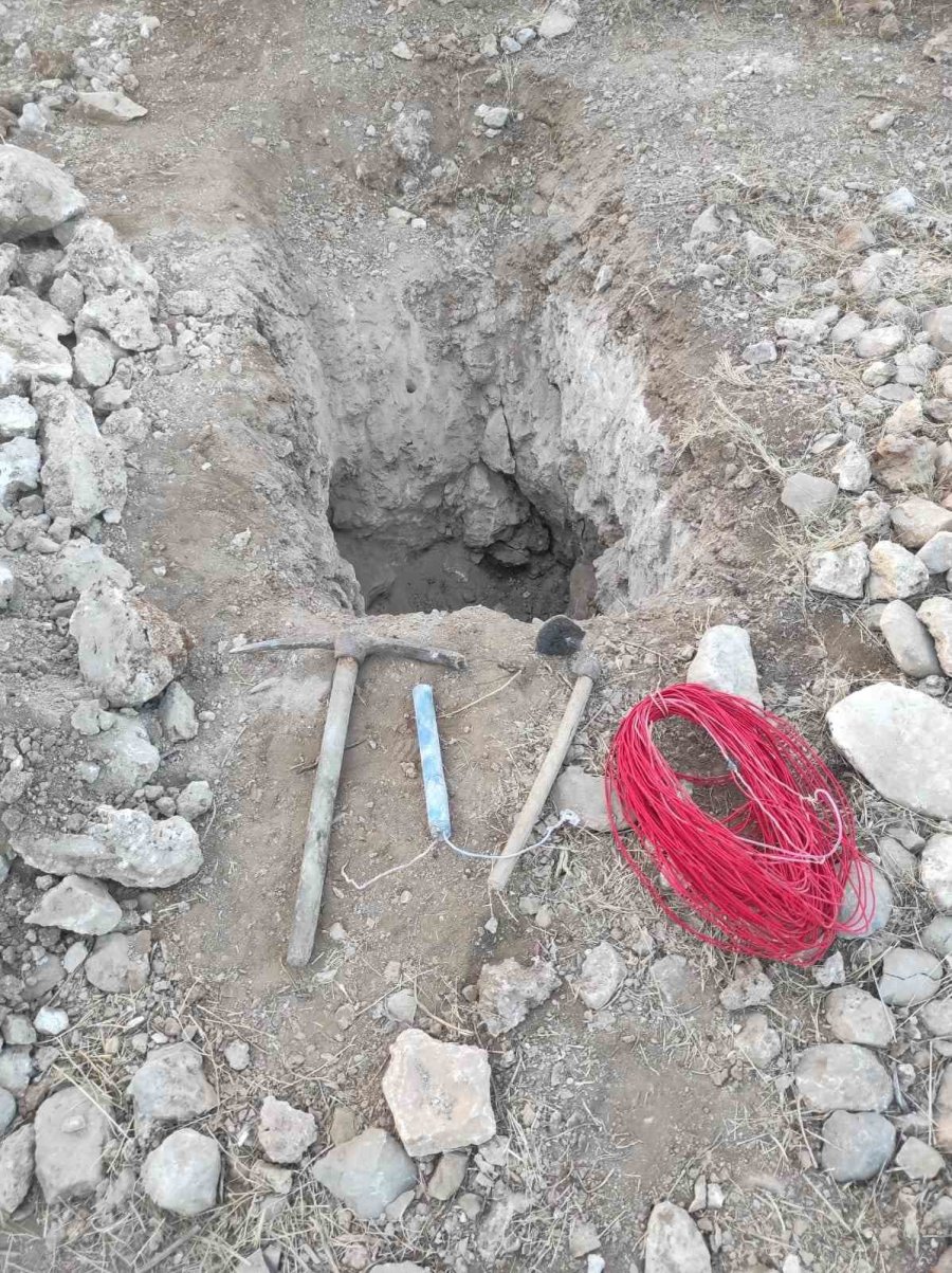 Define İçin Kaçak Kazı Yapan Şahıslar Suçüstü Yakalandı