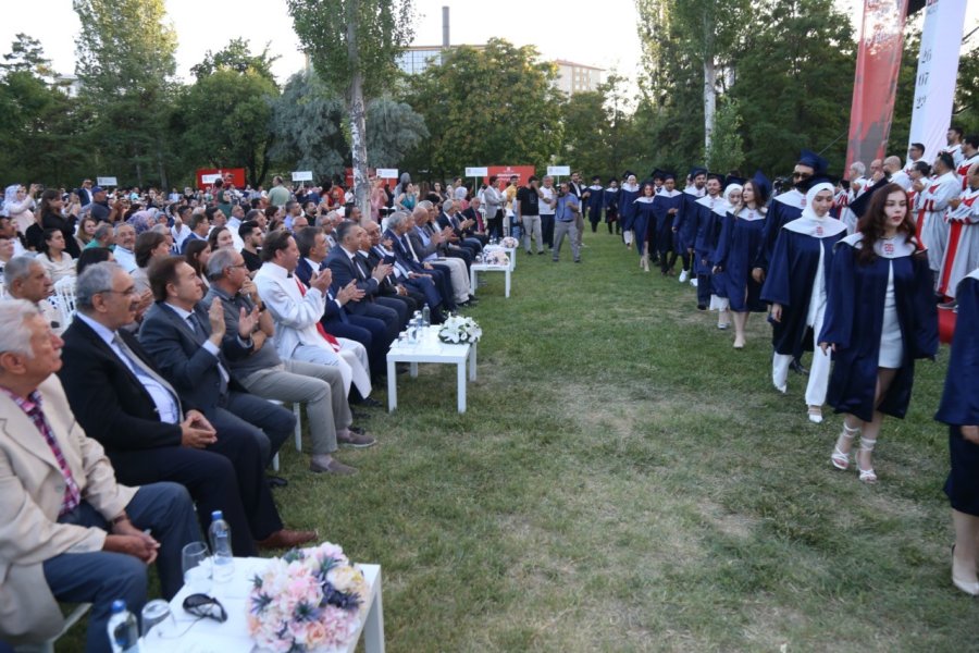 Abdullah Gül Üniversitesi’nde Mezuniyet Sevinci