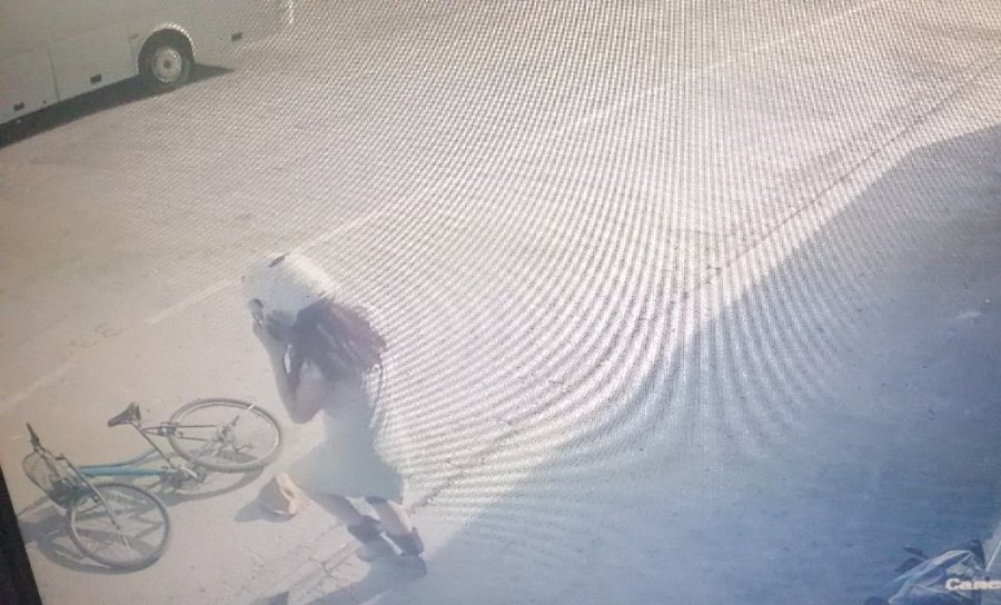 Bisikletiyle Gelen Genç Kız, Çaldığı Kaskı Başına Takıp Gitti