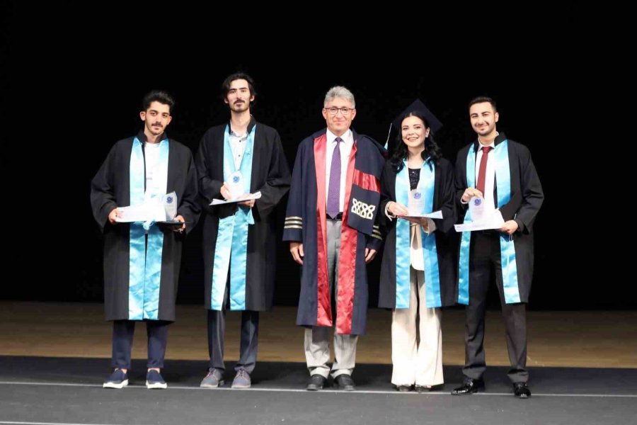 Erü Havacılık Ve Uzay Bilimleri Fakültesi Yeni Mezunlarını Verdi