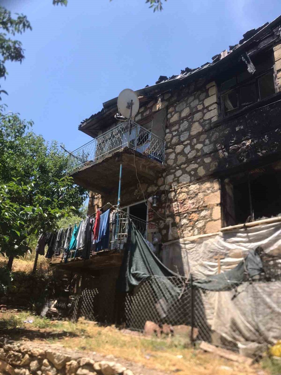 Karaman’da 2 Katlı Müstakil Evde Yangın