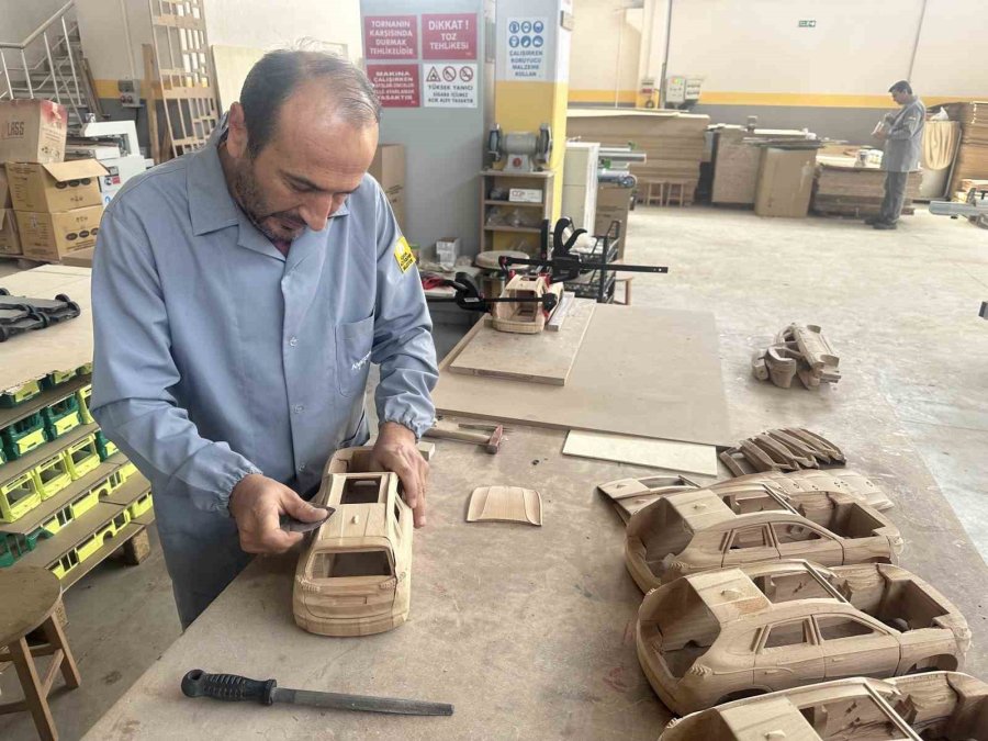 Komek Togg’un Ahşap Oyuncağını Üretiyor