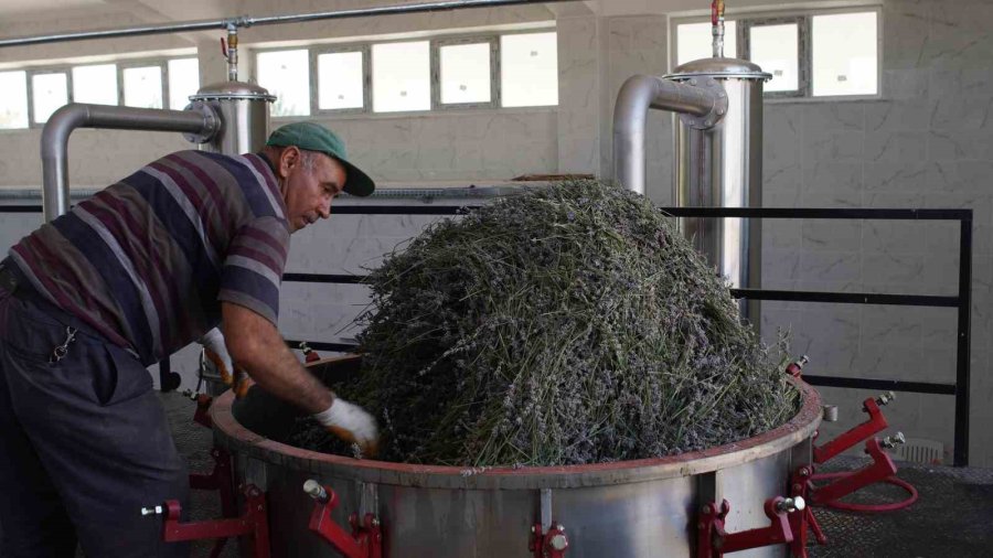 Komek Togg’un Ahşap Oyuncağını Üretiyor