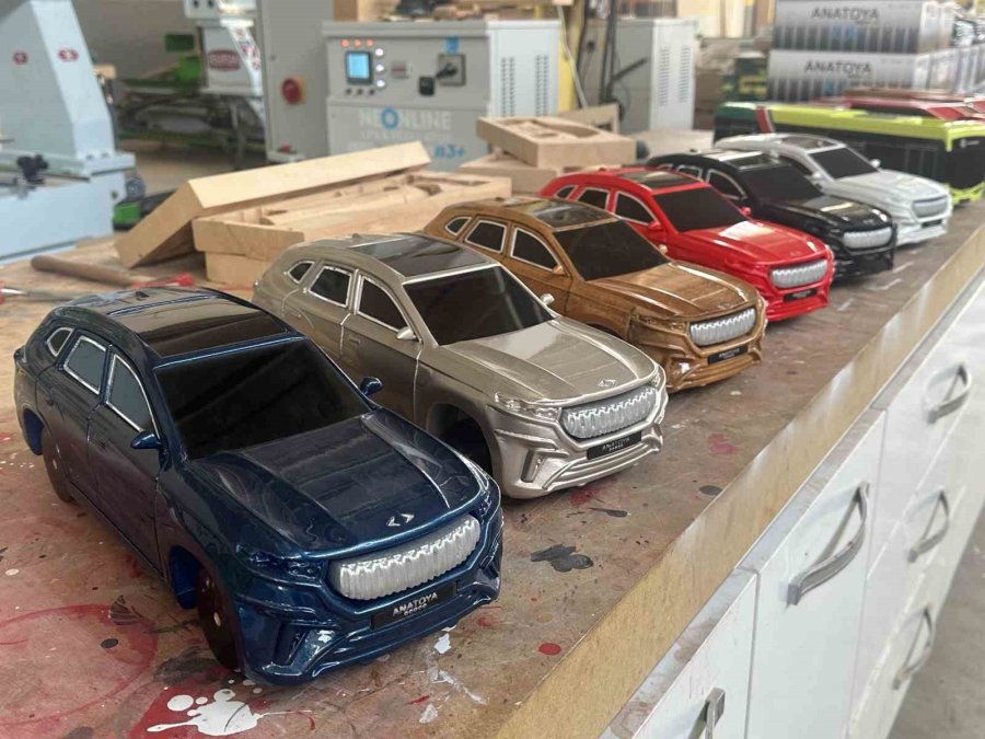 Komek Togg’un Ahşap Oyuncağını Üretiyor