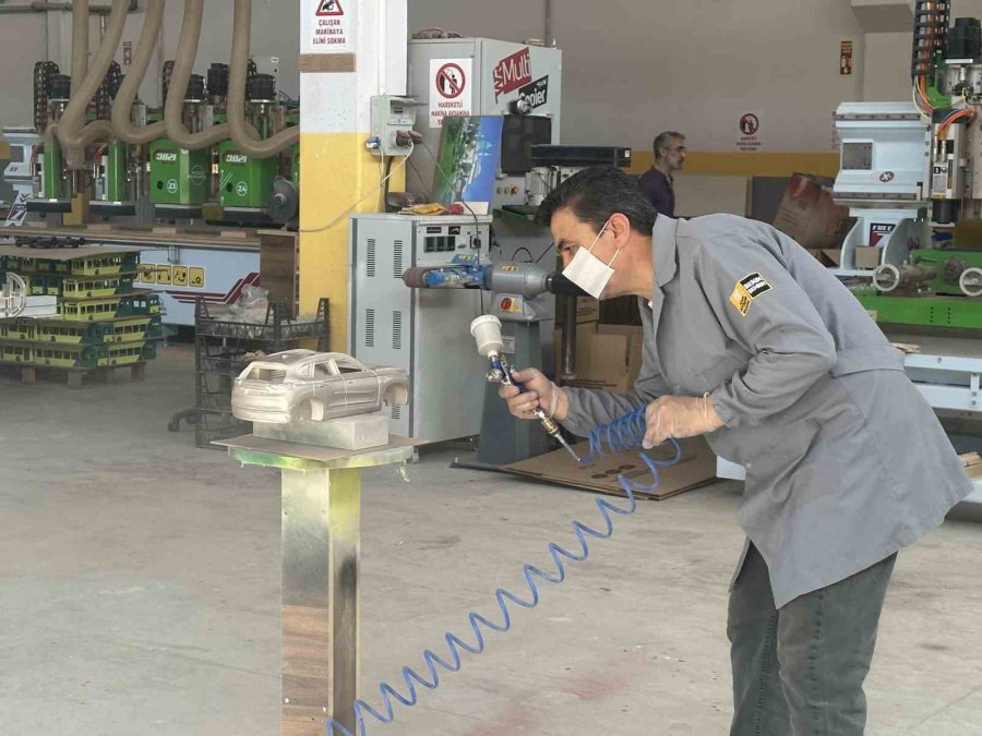 Komek Togg’un Ahşap Oyuncağını Üretiyor