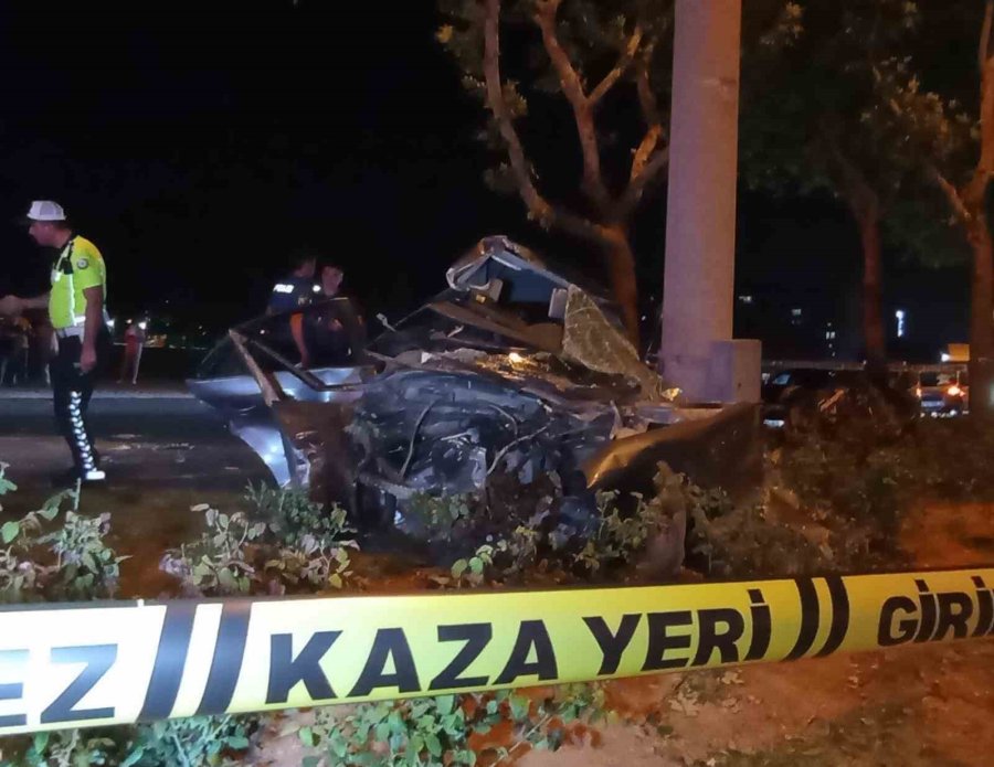 16 Yaşındaki Sürücü Otomobil İle Makas Atarken Ağaca Çarptı: 3 Yaralı