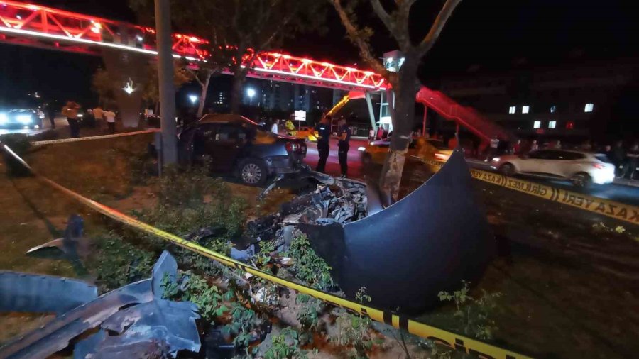 16 Yaşındaki Sürücü Otomobil İle Makas Atarken Ağaca Çarptı: 3 Yaralı