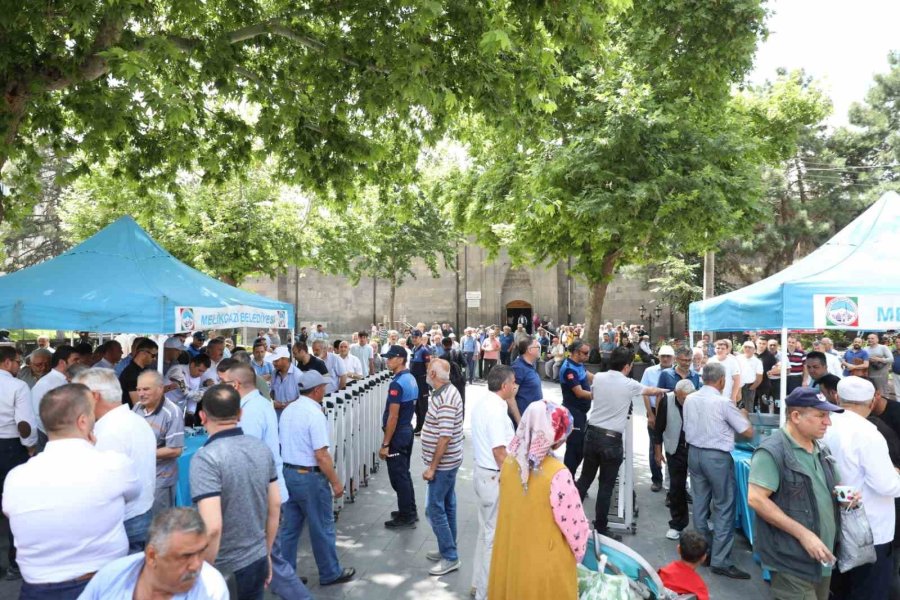 Başkan Palancıoğlu, Vatandaşlara Aşure İkram Etti