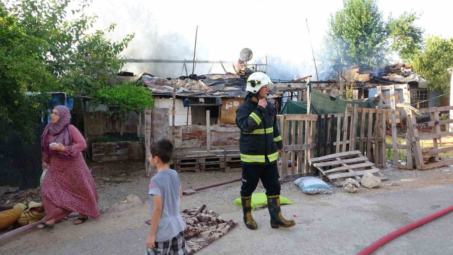 Antalya’da 2 Müstakil Ev Yangında Küle Döndü