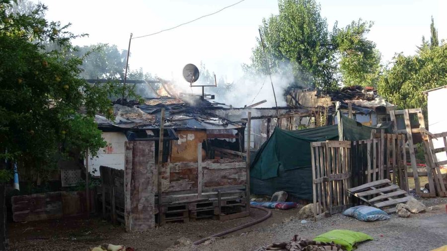 Antalya’da 2 Müstakil Ev Yangında Küle Döndü