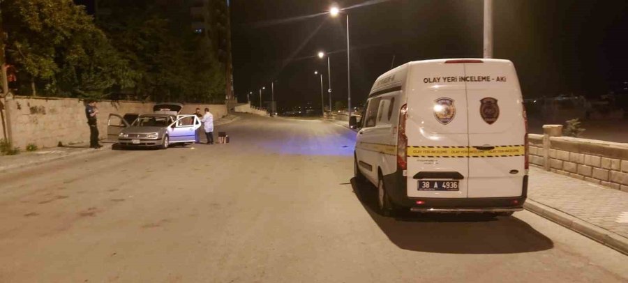 Otomobilde Çakmak Gazı Patladı: 4 Yaralı