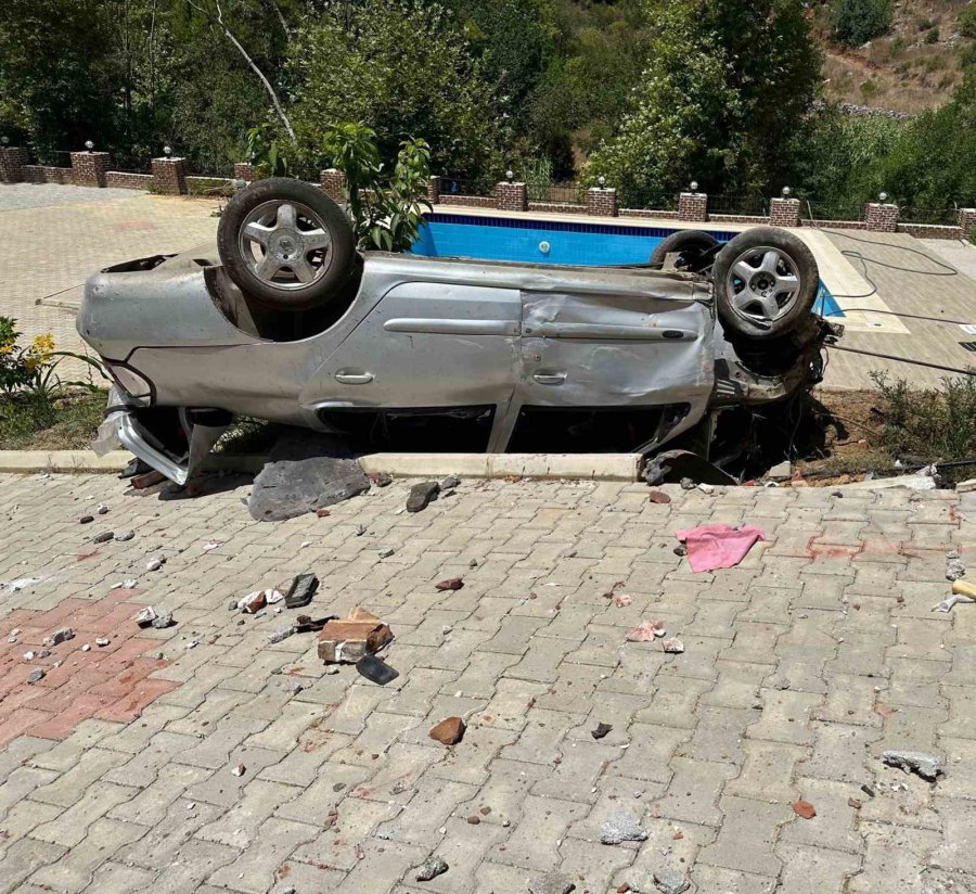 Köpeğe Çarpmamak İçin Manevra Yaptı, Otomobil 10 Metre Yükseklikten Bahçeye Uçtu: 6 Yaralı