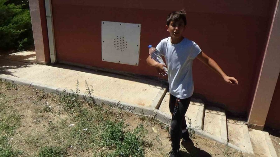 Pencere Silerken 8. Kattan Düşen 3 Çocuk Annesi Kadın Hayatını Kaybetti