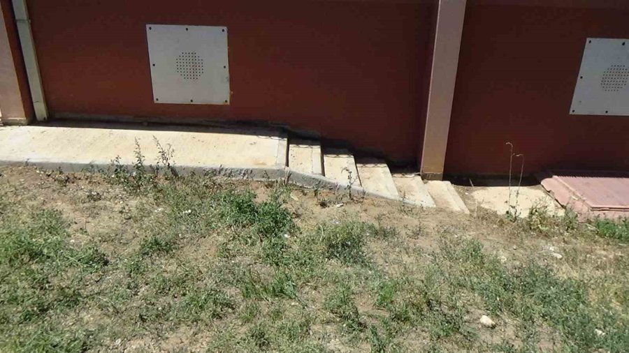 Pencere Silerken 8. Kattan Düşen 3 Çocuk Annesi Kadın Hayatını Kaybetti