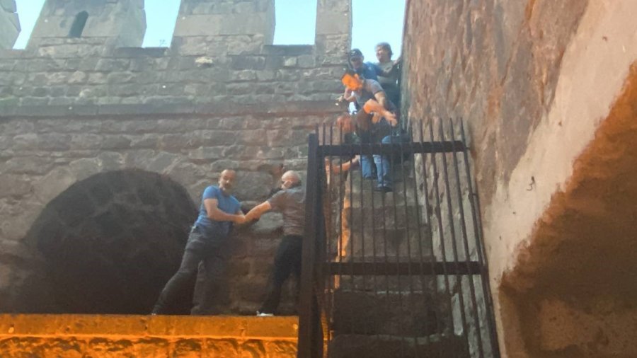 İntihar İçin Kale Surlarına Çıkan Şahsı Polis İkna Etti