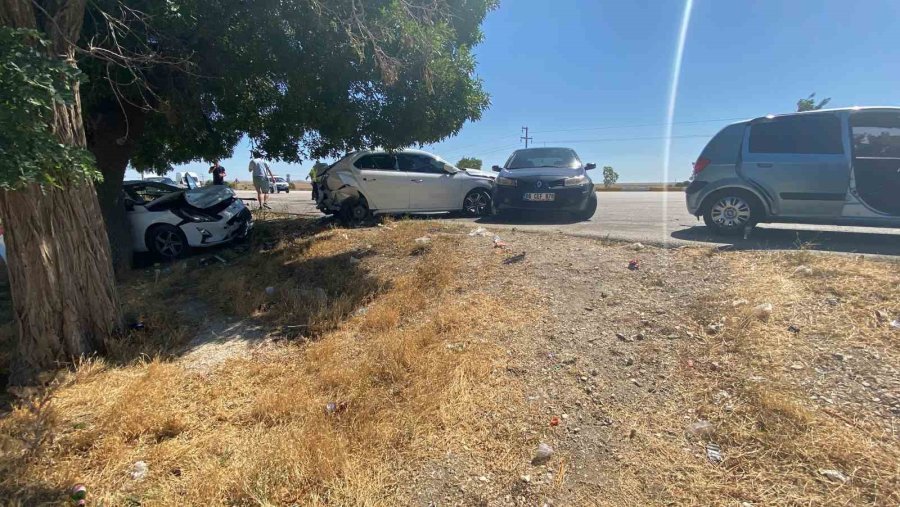 Kontrolden Çıkan Otomobil Mola İçin Cepte Duran 3 Araca Çarptı: 8 Yaralı