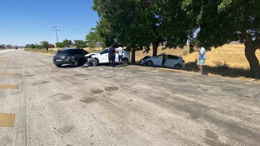 Kontrolden Çıkan Otomobil Mola İçin Cepte Duran 3 Araca Çarptı: 8 Yaralı