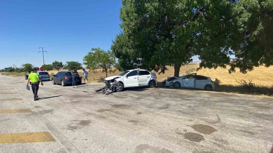 Kontrolden Çıkan Otomobil Mola İçin Cepte Duran 3 Araca Çarptı: 8 Yaralı