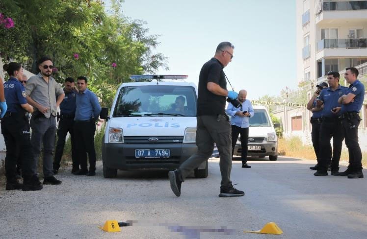 Sokak Ortasında Önce Kız Arkadaşını, Sonra Kendini Vurdu