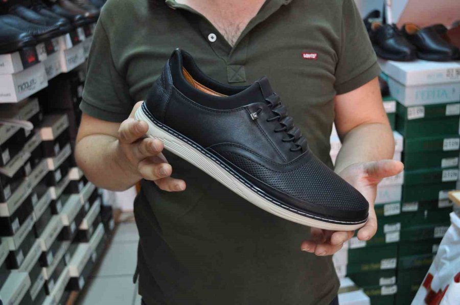 Vatandaş Yaz Aylarında Hafif Ve İnce Tabanlı Ayakkabıları Tercih Ediyor