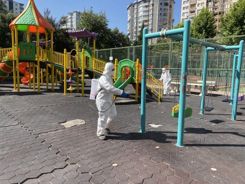 Parklardaki Oyun Parkları Dezenfekte Ediliyor