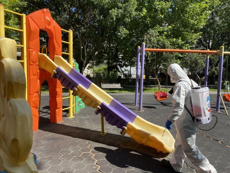 Parklardaki Oyun Parkları Dezenfekte Ediliyor