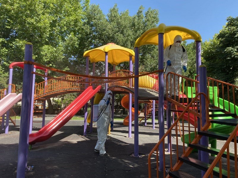 Parklardaki Oyun Parkları Dezenfekte Ediliyor
