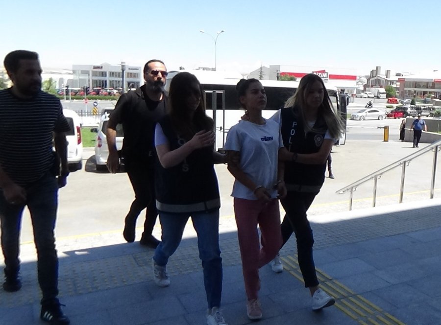 Kurtulmak İstediği Kocasını Sevgilisine Öldürttü