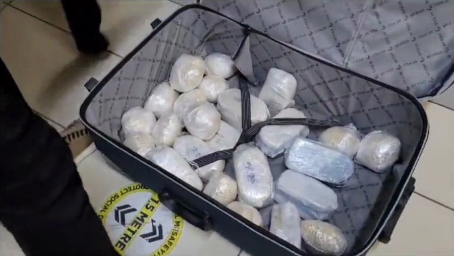 Valizden Uyuşturucu Fışkırdı