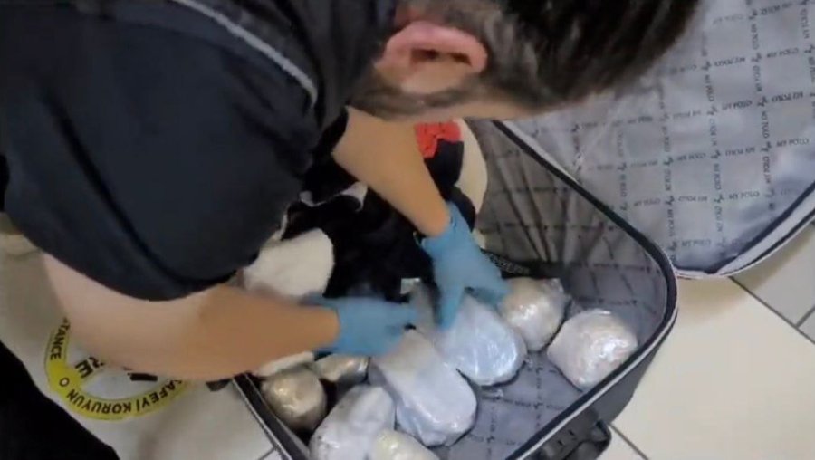 Valizden Uyuşturucu Fışkırdı