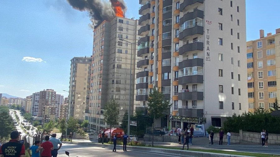Kayseri’de Yangın: Binanın Çatısını Alevler Sardı